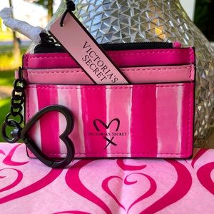 NWT!💕💕VICTORIA’S SECRET MULTI POCKET & ZIPPER WALLET!
